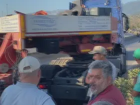 Hatay’da devrilen tır yolu trafiğe kapattı, uzun araç kuyruğu oluştu

