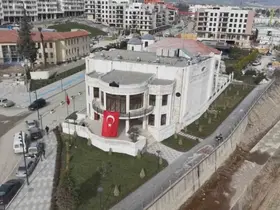 Hatay’da enkazdan taşları tek tek toplanan tarihi meclis binası 200 fore kazık üzerine yeniden inşa edildi
