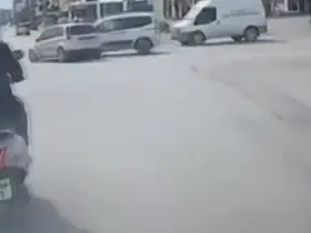Hatay’da hafif ticari araç ile otomobilin çarpıştığı anlar kamerada
