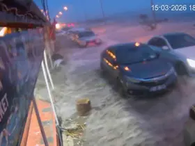 Hatay’da kuvvetli fırtınayla deniz taştı, iş yerleri zarar gördü... O anlar kamerada
