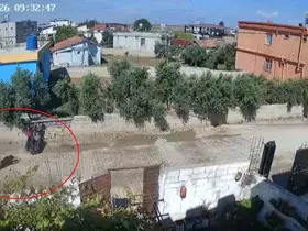 Hatay’da motosikletle tek teker yapan gençlerin duvara çarptığı anlar kamerada
