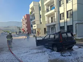 Hatay’da park halindeki otomobil alevlere teslim oldu
