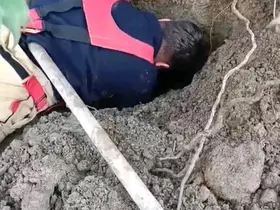 Hatay’da toprağın kaymasıyla göçük altında kalan yavru köpekler kurtarıldı
