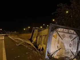 Havsa’da kimyasal yüklü tır bariyerlere çarparak devrildi
