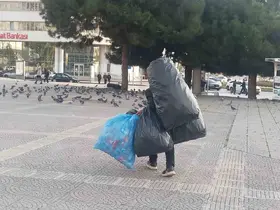 Hayatın yükünü sırtında taşıyor
