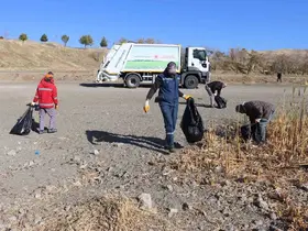 Hazar Gölü’nde temizlik çalışması
