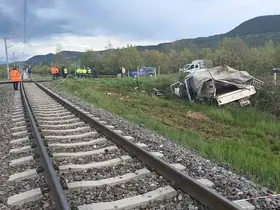 Hemzemin geçitte korkutan kaza: Yolcu treni kamyonete çarptı, 4 yaralı
