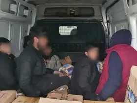 Hendek’te minibüs kasasındaki göçmenleri polis yakaladı

