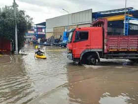 Her yağmurda göle dönen sokakta kano kullanmayı öğrendi
