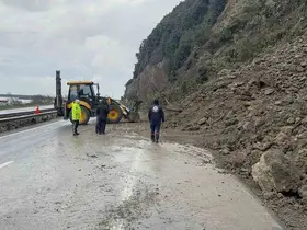 Heyelan kara yolunu kapattı, otomobilde maddi hasar meydana geldi
