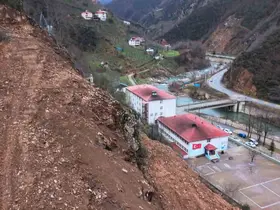 Heyelan tehdidine karşı okul koruma altına alındı
