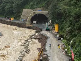Heyelanla yıkılan Ayder yolu X bloklarla onarılıyor
