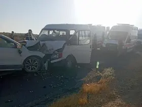Hilvan’da tarım işçilerini taşıyan minibüs ile otomobil çarpıştı: 10 yaralı
