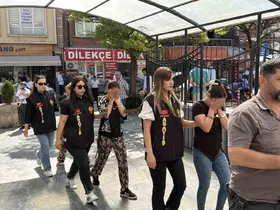 Hırsızlık amacı ile evin kapısını açmaya çalışırken suçüstü yakalanan 3 kadın tutuklandı
