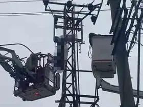 Hırsızlık için çıktığı elektrik direği sonu oldu
