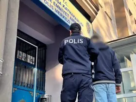 Hırsızlık suçundan aranan şahsı polis yakaladı
