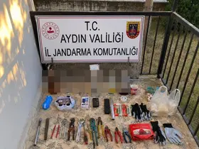 Hırsızlık yaparken suçüstü yakalandılar
