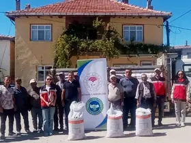 Hisarcık Karbasan köyünde organik adaçayı üreticilerine gübre desteği
