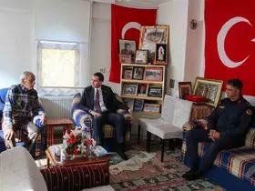 Hisarcık Kaymakamı Erkan Atam’dan, şehit mezarına ve ailesine ziyaret
