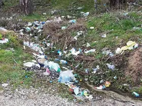 Hisarcık’ta çeşmenin çevresi çöplüğe döndü
