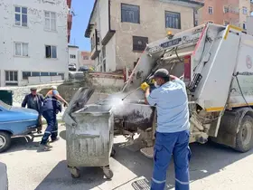 Hisarcık’ta çöp konteynerlerinde temizlik ve dezenfeksiyon çalışması
