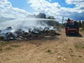 Hisarcık’ta çöplüğe dönen çayın kenarında yangın çıktı
