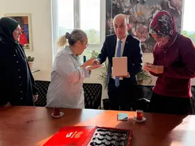 Hisarcık’ta öğretmenlere Türk bayrağı rozeti hediye edildi
