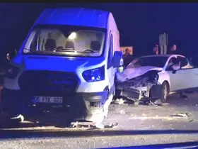 Hisarcık’ta otomobil ile minibüs çarpıştı: 3 yaralı
