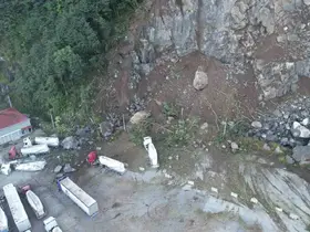 Hopa’da heyelanın yaşandığı tır parkı havadan görüntülendi
