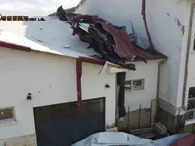 Hortum öğrenciler içerideyken okulu vurdu, çatıyı uçurdu, ağaçları devirdi
