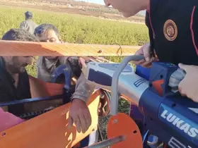 Hortum sarma makinesine kolu sıkışan işçi kurtarıldı
