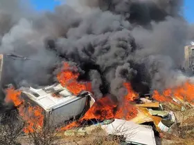 Hurda araçların alev alev yandığı yangına kova ve hortumlarla müdahale ettiler
