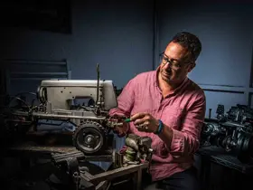 Hurda dikiş makinelerini sanat eserine dönüştürüyor
