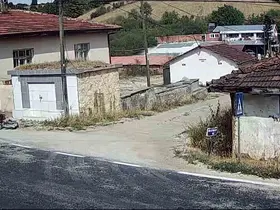 Hurdacılar köy meydanını çöplüğe çevirdi
