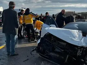 İki otomobil çarpışmasıyla 5 kişi yaralandı