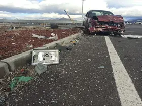 İki otomobil kavşakta çarpıştı: 1 ölü, 1 yaralı