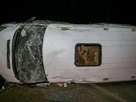 İnşaat işçilerini taşıyan minibüsün devrilmesi sonucu 16 kişi yaralandı
