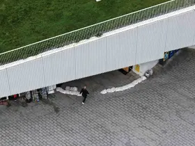İBB’ye bağlı Kabataş Transfer Merkezi’nde çuvallarla sel önlemi
