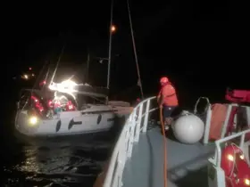 İçinde 8 kişi bulunan ve sürüklenen yelkenli tekne arızalanınca KIYEM ekipleri kurtardı
