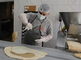 İftar ve sahur sofralarının vazgeçilmezi tahinli pide ilgi görüyor
