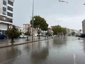 Iğdır’da 5 dakikalık sağanak hayatı felç etti
