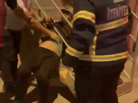 Iğdır’da merdiven korkuluklarına sıkışan vatandaşı itfaiye kurtardı
