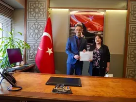 İHA muhabiri hem işini yaptı hem de en çok kitap okuyarak ödüllendirildi
