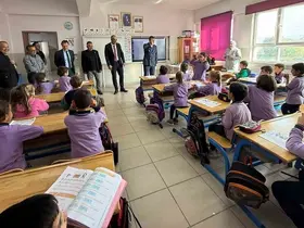 İhtiyaç sahibi öğrencilere kışlık bot dağıtımı
