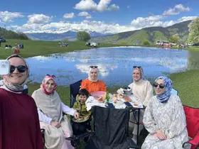 İki ay sonra kuruyacak göl için kilometrelerce yol geldiler
