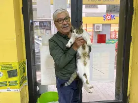 İki defa terk edilen kediye işletmeci sahip çıktı
