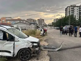 İki hafif ticari araç çarpıştı: 2 yaralı
