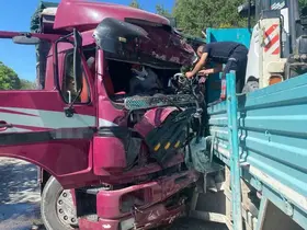 İki kamyon virajda çarpıştı: 1 ölü 2 yaralı
