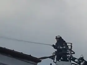 İki katlı binanın çatısında yangın
