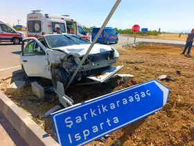 İki otomobil kavşakta çarpıştı: 7 yaralı
